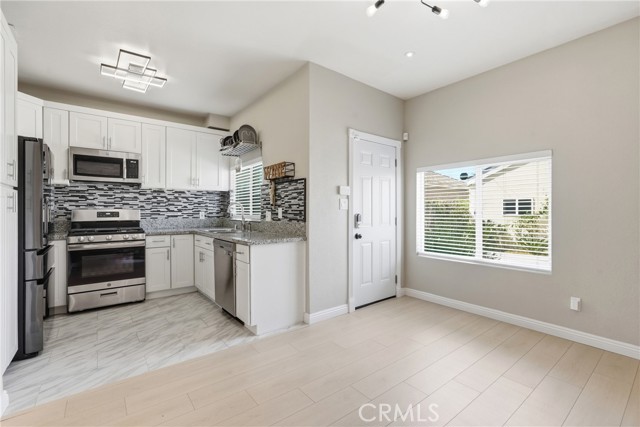 Detail Gallery Image 8 of 28 For 10105 S Main St, Los Angeles,  CA 90003 - 3 Beds | 2/1 Baths