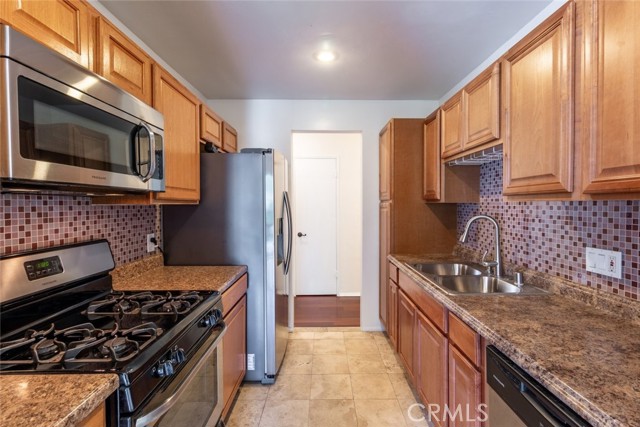 Detail Gallery Image 13 of 26 For 15344 Weddington St #202,  Sherman Oaks,  CA 91411 - 2 Beds | 2 Baths
