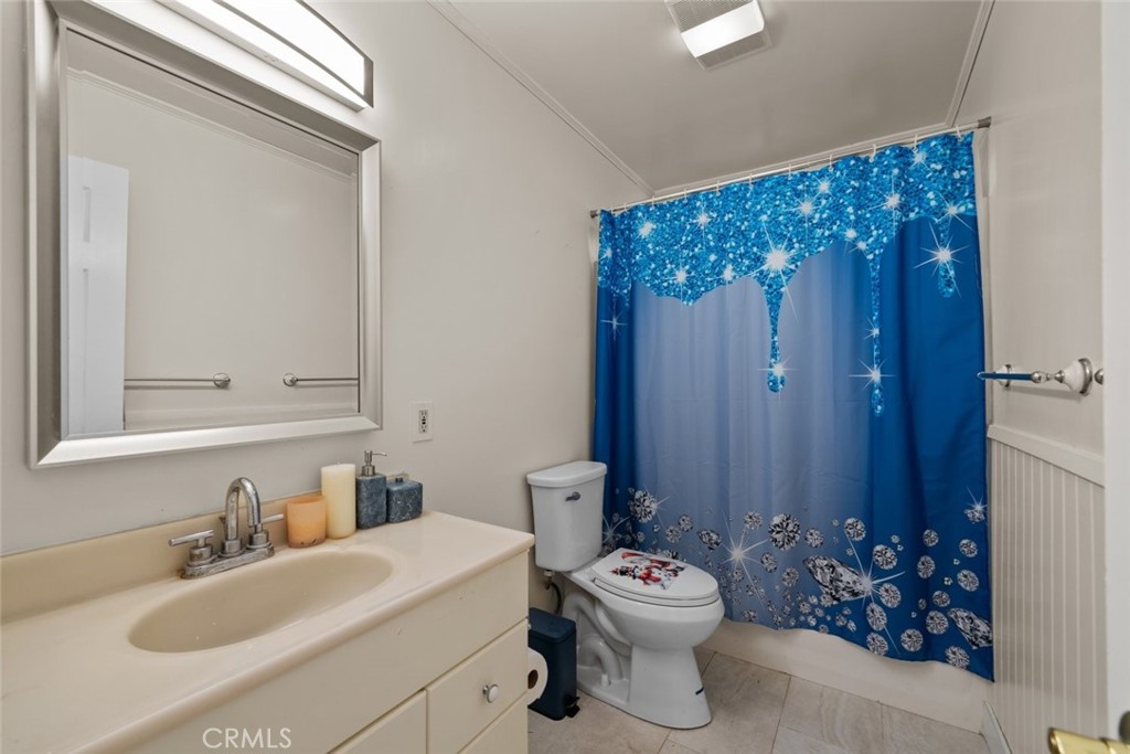 https://media.crmls.org/medias/a6a16edc-281f-4500-82e1-1687e8076b80.jpg?preset=X-Large