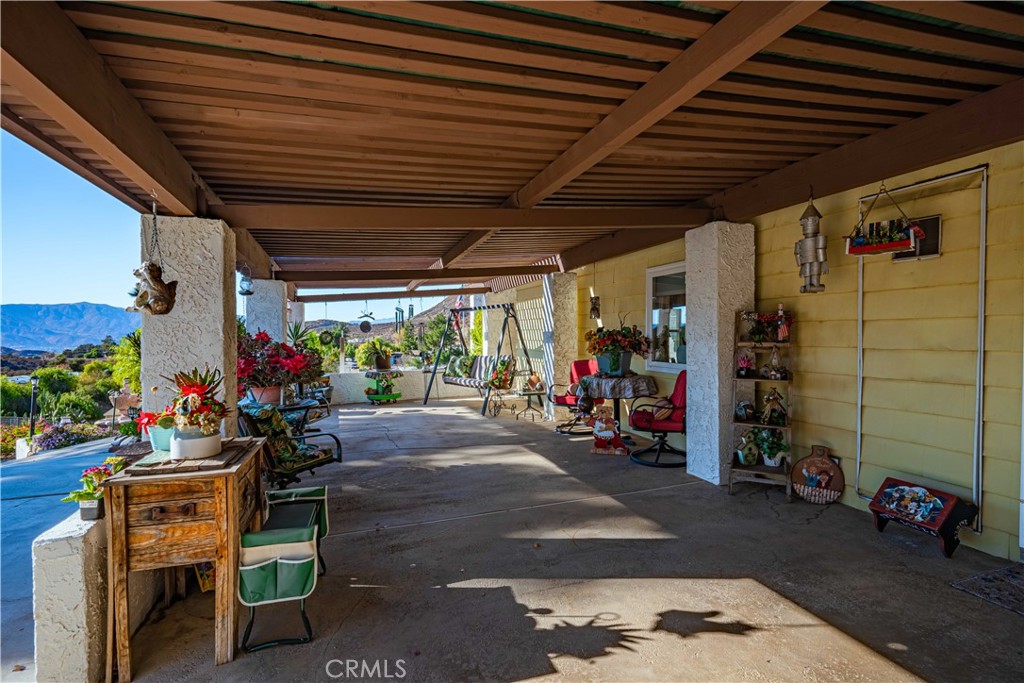 https://media.crmls.org/medias/a6a98385-20e8-4dc4-9fb5-67cecc1c2384.jpg?preset=X-Large