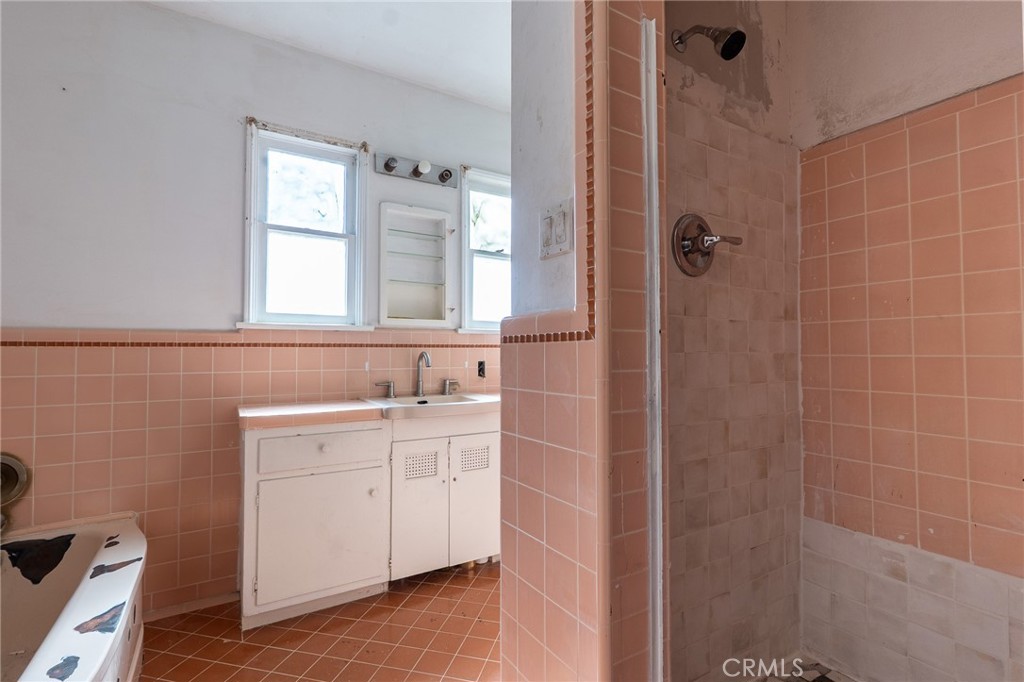 https://media.crmls.org/medias/a6aabe07-68b1-4052-8737-c89aaab379fa.jpg?preset=X-Large