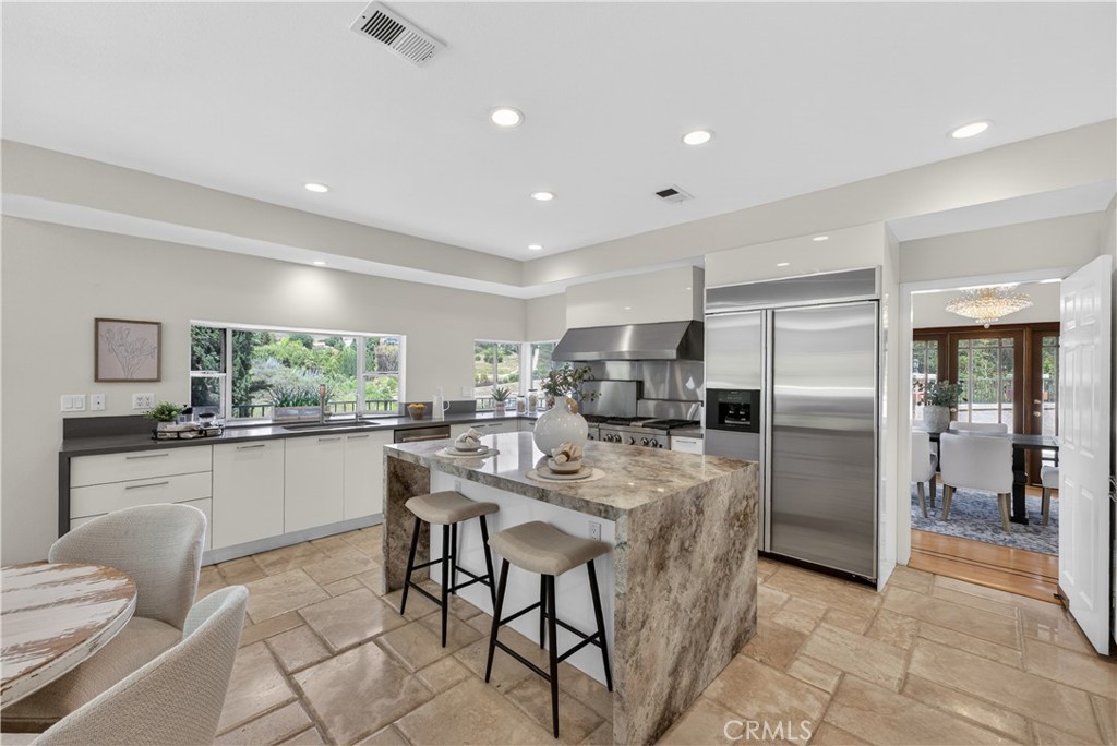 https://media.crmls.org/medias/a6acbbb2-d874-42b4-b5f0-36be7d69a8ae.jpg?preset=X-Large