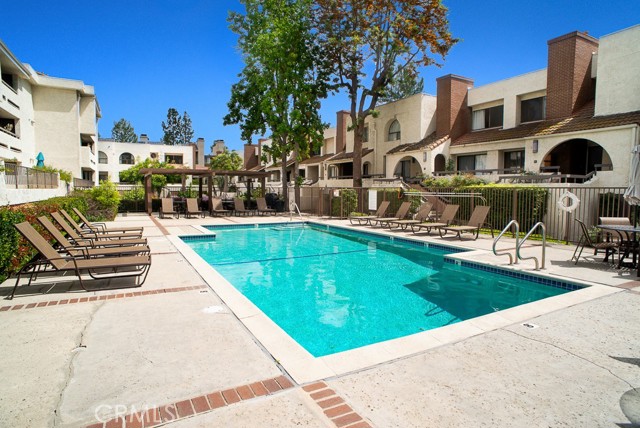 Detail Gallery Image 13 of 17 For 21650 Burbank #115,  Woodland Hills,  CA 91367 - 2 Beds | 2 Baths