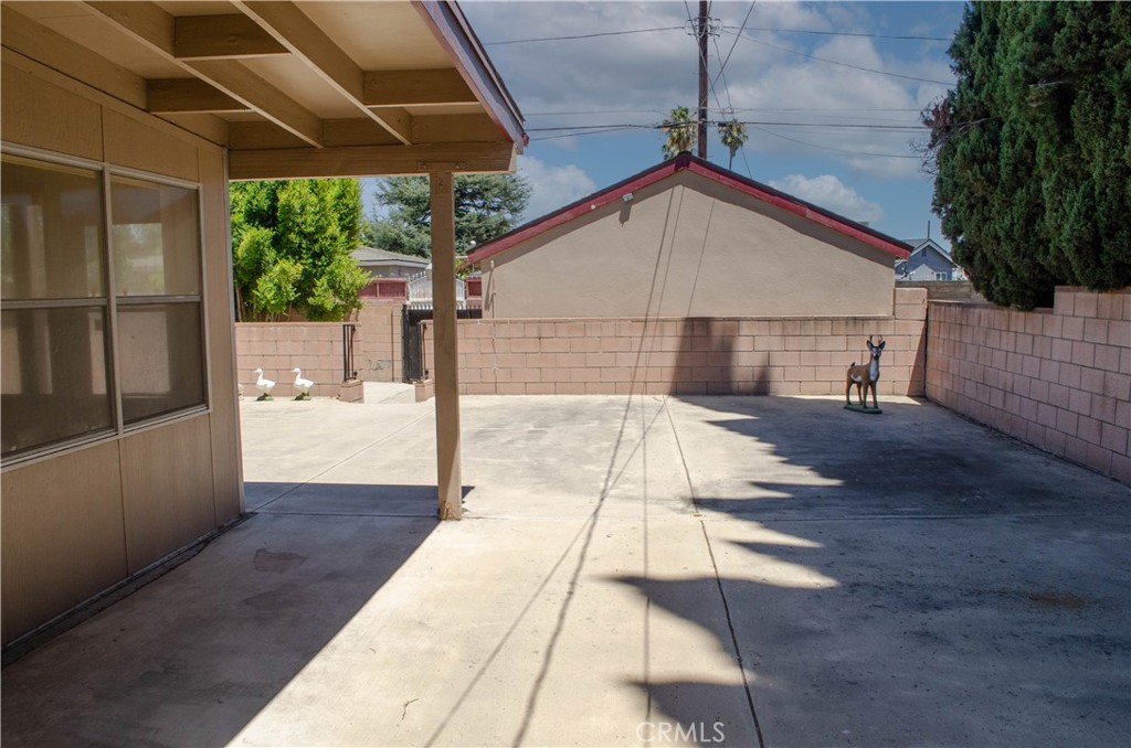 https://media.crmls.org/medias/a6b14396-89cf-4439-b20d-0d703df1397a.jpg?preset=X-Large
