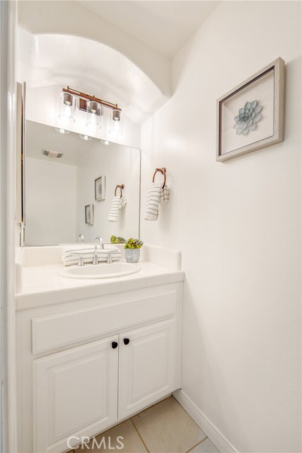 Detail Gallery Image 8 of 20 For 2401 Vanderbilt Ln #B,  Redondo Beach,  CA 90278 - 3 Beds | 2/1 Baths