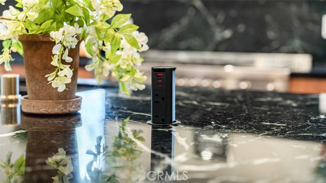 Detail Gallery Image 14 of 68 For 11911 Hartsook, Valley Village,  CA 91607 - 5 Beds | 4 Baths