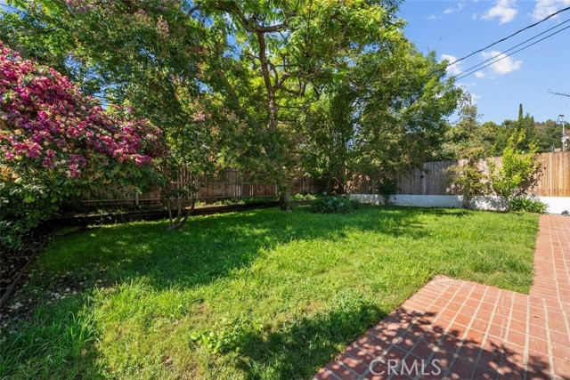 22232 Buena Ventura St, Woodland Hills CA: https://media.crmls.org/medias/a6b95cad-4e29-46bc-895b-6ff35c668510.jpg