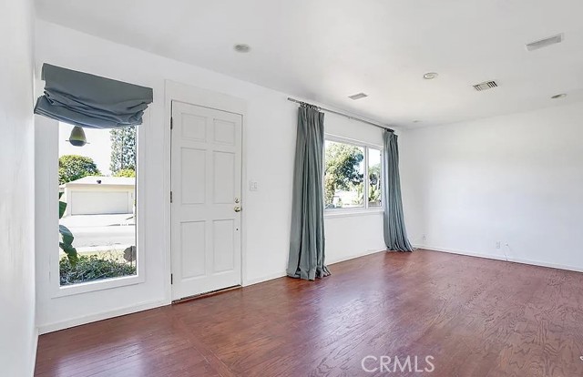 Detail Gallery Image 8 of 20 For 939 Oak St, Costa Mesa,  CA 92627 - 3 Beds | 2 Baths