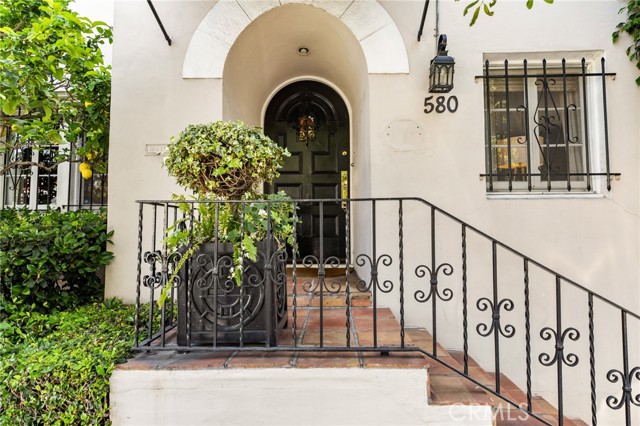 580 S Sweetzer Ave, Los Angeles CA: https://media.crmls.org/medias/a6bc25a1-d645-4258-8e18-be8b0984f2ad.jpg