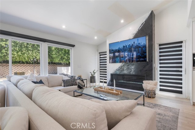 Detail Gallery Image 6 of 75 For 17043 Gunther St, Granada Hills,  CA 91344 - 4 Beds | 4 Baths