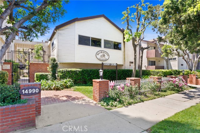 Detail Gallery Image 1 of 16 For 14970 Victory Bld #202,  Van Nuys,  CA 91411 - 2 Beds | 2 Baths