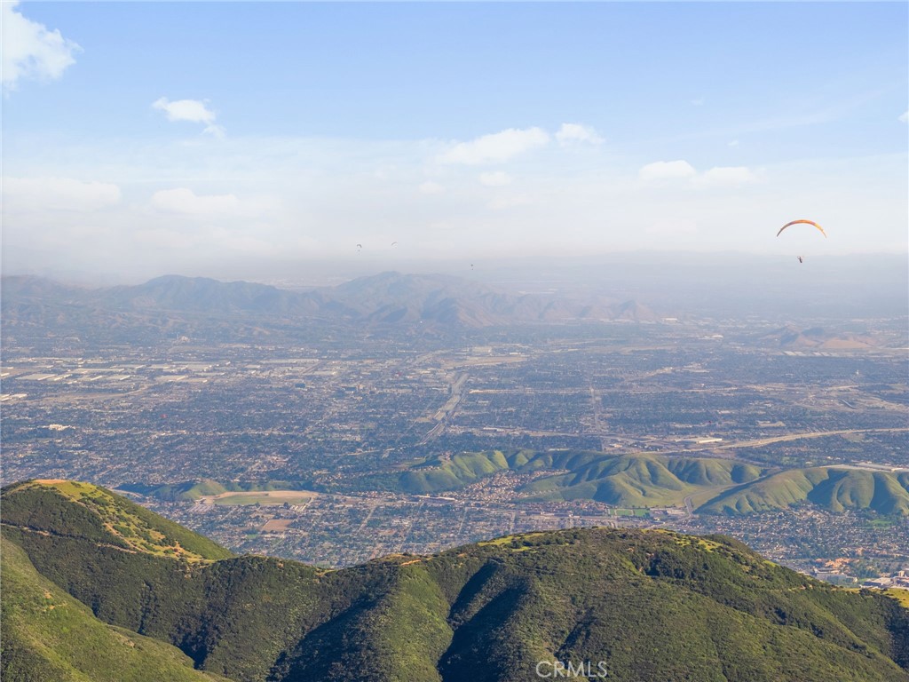 https://media.crmls.org/medias/a6c6f06b-017f-42d3-be9e-65691890903f.jpg?preset=X-Large