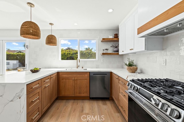 Detail Gallery Image 9 of 43 For 937 Carnation, Costa Mesa,  CA 92626 - 5 Beds | 3 Baths