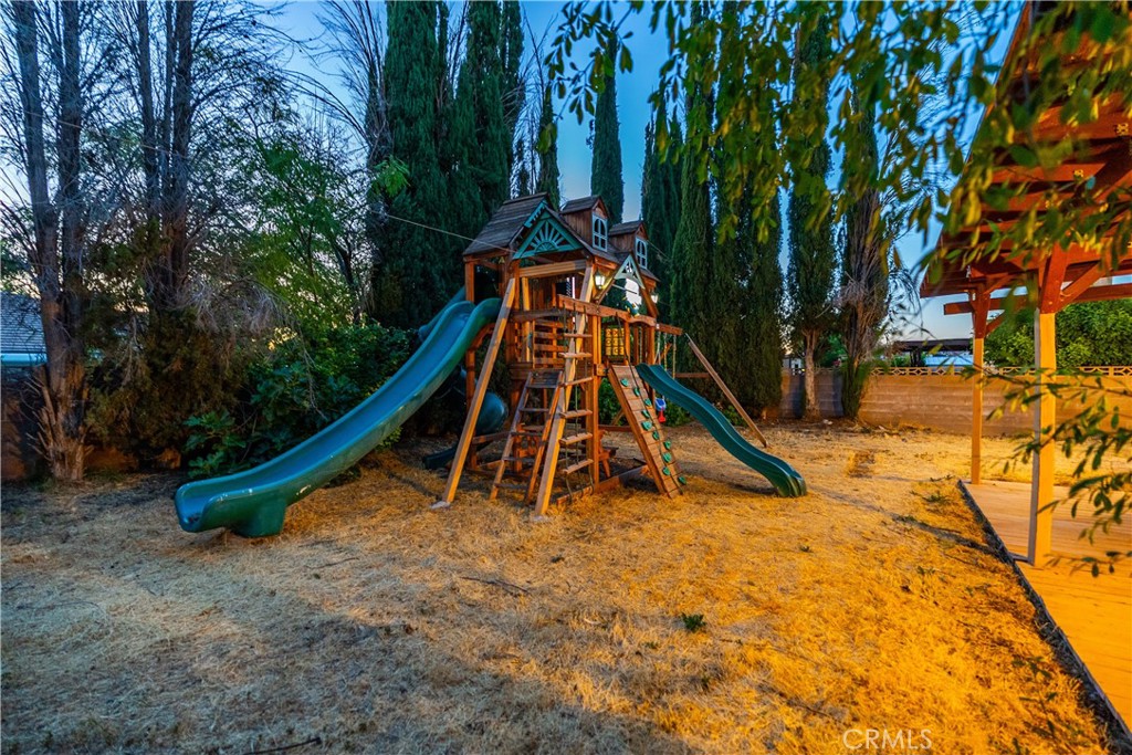 https://media.crmls.org/medias/a6c8c8be-3093-4f61-92d6-14507e860247.jpg?preset=X-Large