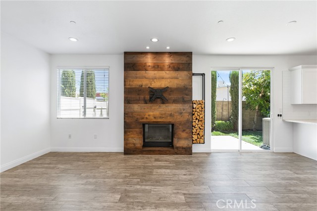 Detail Gallery Image 3 of 20 For 1529 Patricia Ave #6,  Simi Valley,  CA 93065 - 3 Beds | 2/1 Baths