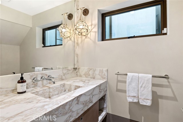 716 The Strand, Manhattan Beach CA: https://media.crmls.org/medias/a6ca7e72-18f9-48fb-bdaf-125c0c1af1d6.jpg