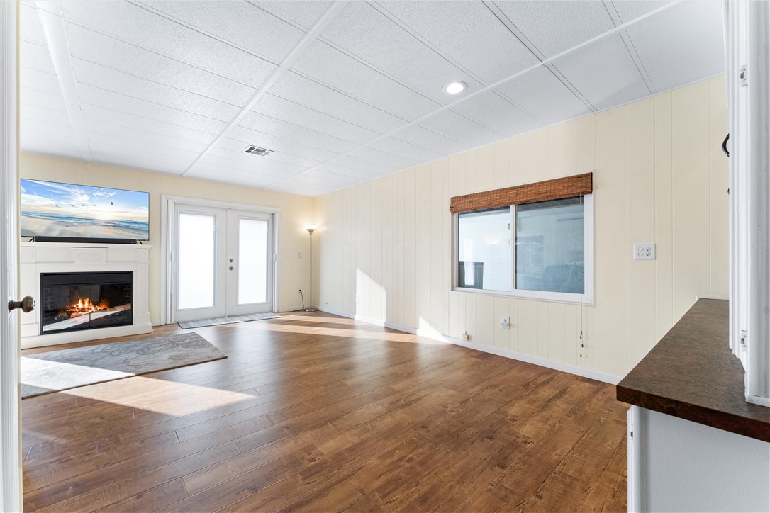 spacious living area featuring panoramic views