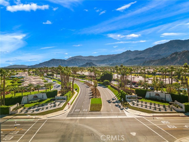 79822 Olympia Fields, La Quinta CA: https://media.crmls.org/medias/a6cd7811-f032-483b-afab-b67cfcfeca1b.jpg