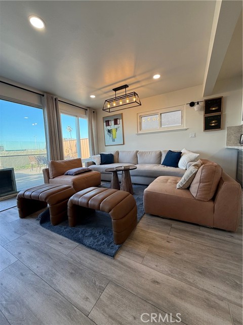 Detail Gallery Image 4 of 22 For 6947 Trolleyway, Playa Del Rey,  CA 90293 - 3 Beds | 2 Baths