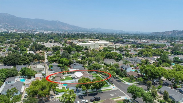 2219 W Clark Avenue, Burbank CA: https://media.crmls.org/medias/a6d1e90b-b9b5-466d-aab1-d06f07f6043e.jpg