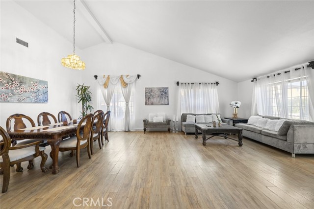 Detail Gallery Image 10 of 52 For 9757 White Oak, Northridge,  CA 91325 - 4 Beds | 3 Baths