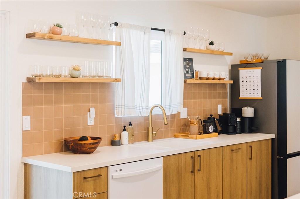 https://media.crmls.org/medias/a6d75a0d-4468-47c5-a00a-05af44e76cf4.jpg?preset=X-Large