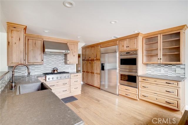 Detail Gallery Image 10 of 46 For 222 W Kenneth, Glendale,  CA 91202 - 4 Beds | 4 Baths