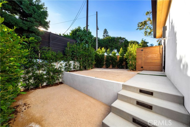 2605 N Poinsettia Avenue, Manhattan Beach CA: https://media.crmls.org/medias/a6e249b5-5c1b-435d-892e-cba24b0c194c.jpg