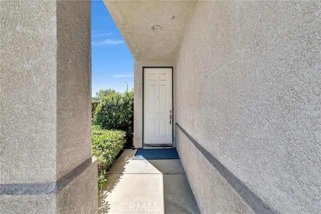 Detail Gallery Image 4 of 39 For 5762 Pine Valley, Fontana,  CA 92336 - 3 Beds | 2/1 Baths