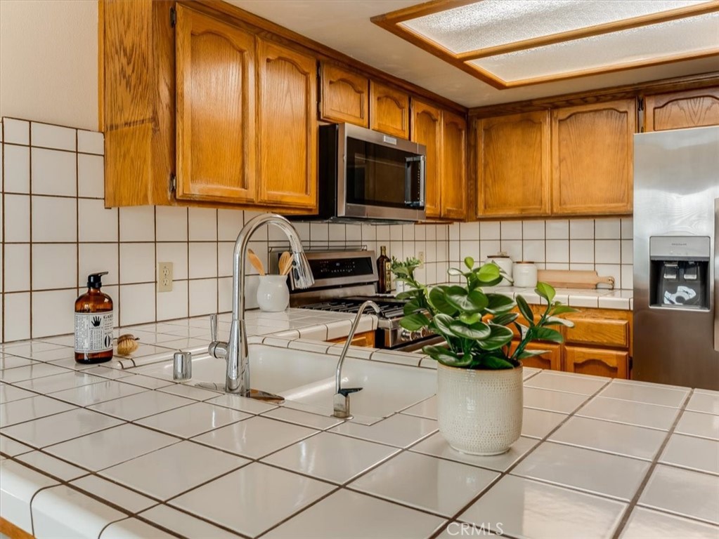 https://media.crmls.org/medias/a6e5bab9-cd1a-4ab9-a419-25b343492449.jpg?preset=X-Large
