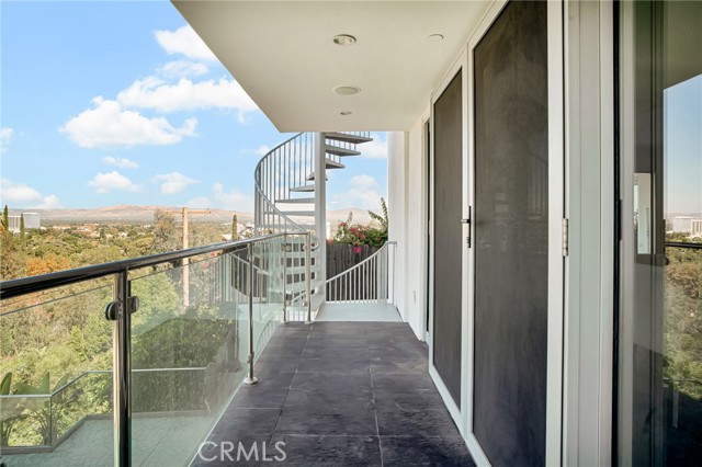 Detail Gallery Image 26 of 57 For 14721 Round Valley Dr, Sherman Oaks,  CA 91403 - 5 Beds | 4/2 Baths