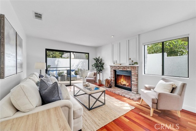 Cozy Living Room w Fireplace