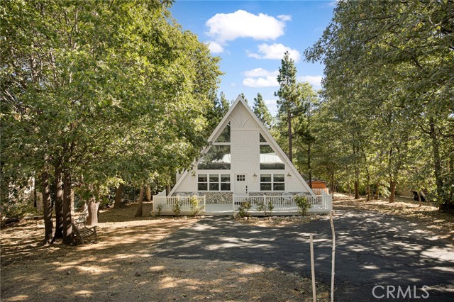 Detail Gallery Image 2 of 51 For 987 Tirol Ln, Lake Arrowhead,  CA 92352 - 3 Beds | 2 Baths