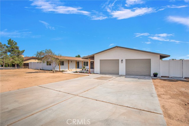 Detail Gallery Image 2 of 31 For 20357 Shoshonee Rd, Apple Valley,  CA 92307 - 3 Beds | 2 Baths