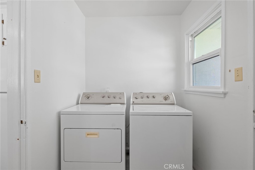 https://media.crmls.org/medias/a6e8cfdd-2ce6-43ed-bb67-c56fed6b70ae.jpg?preset=X-Large