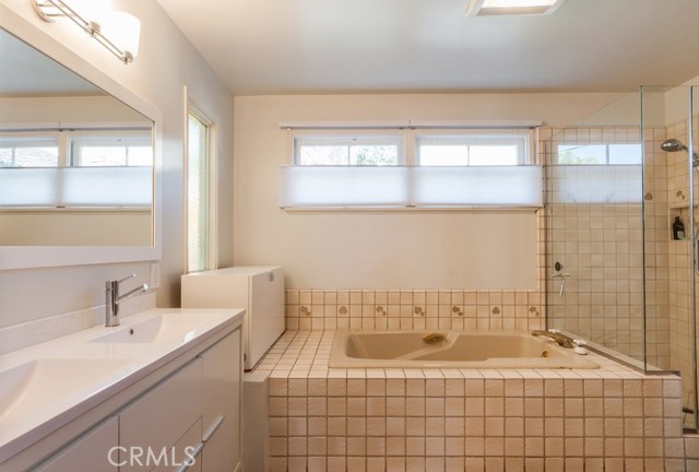 1900 Elm Avenue, Manhattan Beach, California 90266, 3 Bedrooms Bedrooms, ,1 BathroomBathrooms,Residential,Sold,Elm,SB17021478