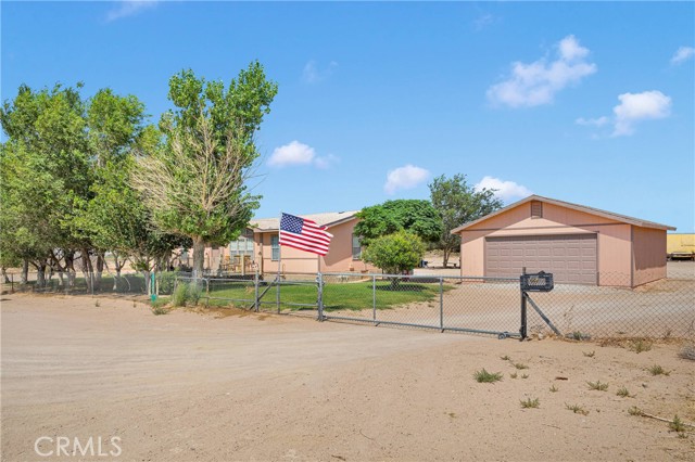 Detail Gallery Image 5 of 37 For 11025 Locust Ave, Lucerne Valley,  CA 92356 - 3 Beds | 2 Baths