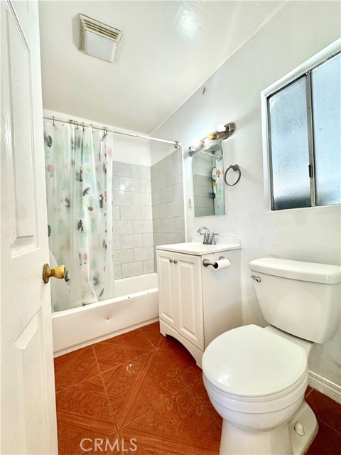 Detail Gallery Image 9 of 27 For 227 E 111th St, Los Angeles,  CA 90061 - 5 Beds | 3 Baths