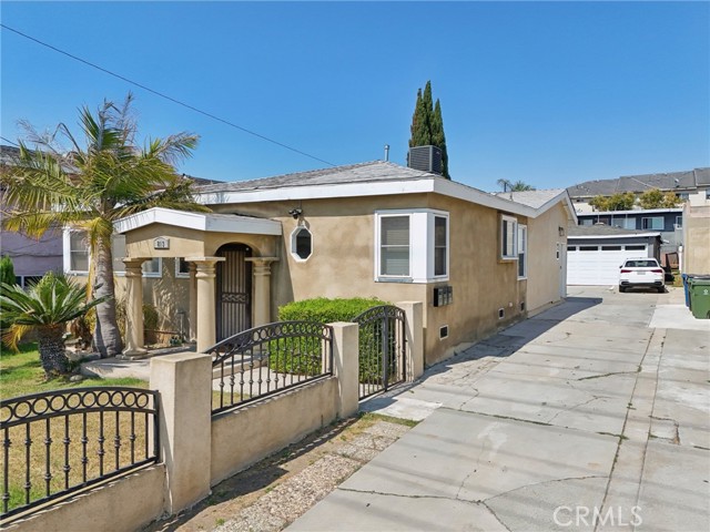 813 W Beach Avenue, Inglewood CA: https://media.crmls.org/medias/a6f06aff-db91-44bf-b066-f8d8417bbae5.jpg