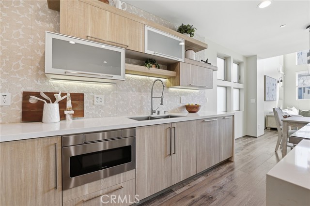 Detail Gallery Image 3 of 67 For 1745 Spreckels Ln, Redondo Beach,  CA 90278 - 3 Beds | 4/1 Baths