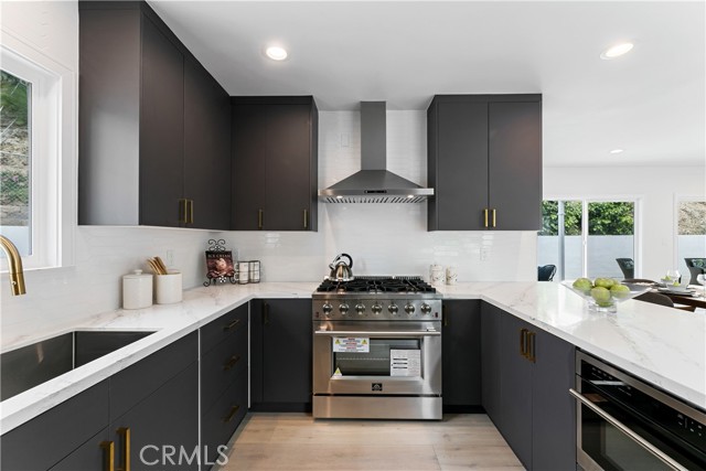 Detail Gallery Image 18 of 51 For 3900 Benedict Canyon Dr, Sherman Oaks,  CA 91423 - 3 Beds | 4 Baths