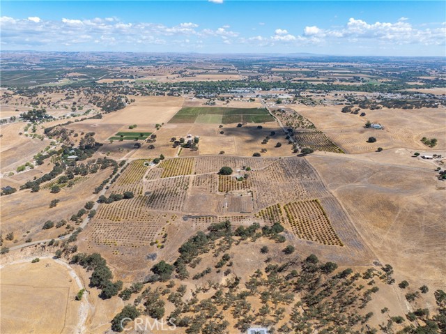 27 Wellsona Road, Paso Robles CA: https://media.crmls.org/medias/a6feff9c-2b39-4783-a766-d65ea8ae278f.jpg