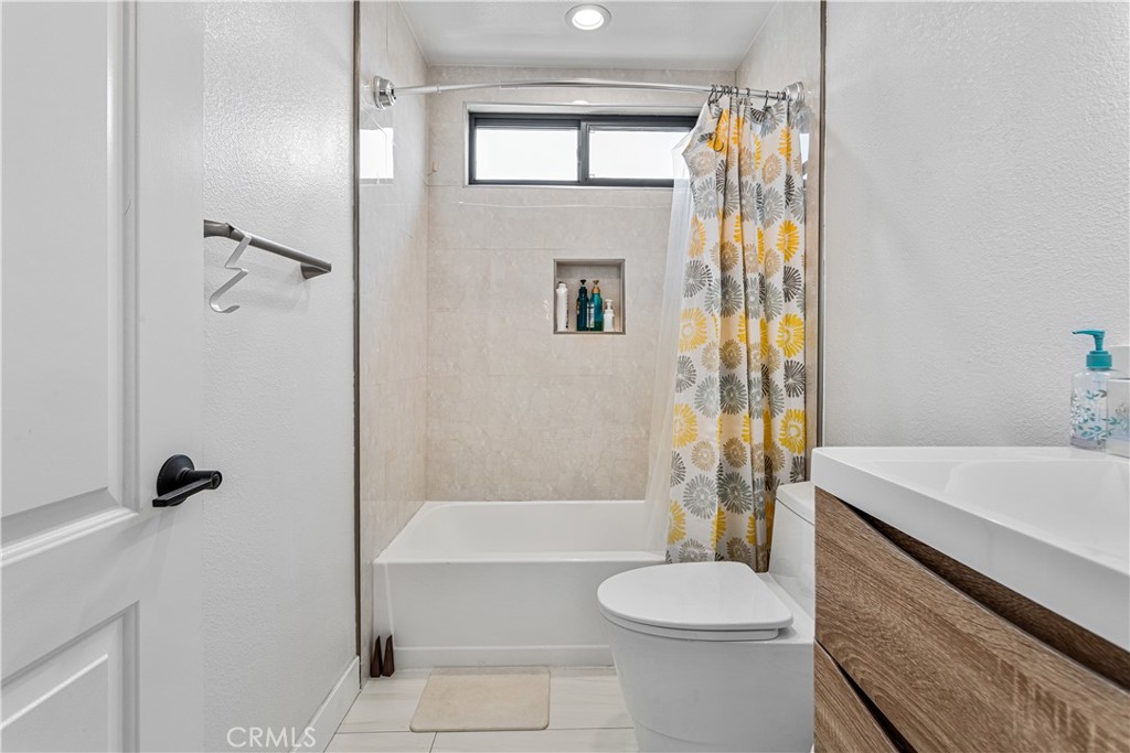 https://media.crmls.org/medias/a700c570-1474-42d3-83d9-53852d07c8e8.jpg?preset=X-Large