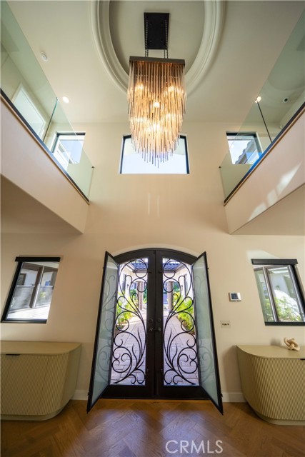 Detail Gallery Image 17 of 74 For 17437 Oak Creek Ct, Encino,  CA 91316 - 5 Beds | 5/1 Baths