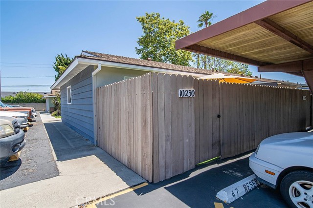 10230 Disney Circle, Huntington Beach CA: https://media.crmls.org/medias/a702eca6-40b4-4af0-9699-b17120e41611.jpg