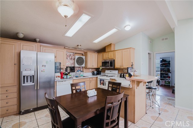 250 N Linden Avenue, Rialto CA: https://media.crmls.org/medias/a7032787-a88d-4388-863c-00bd52aa009c.jpg