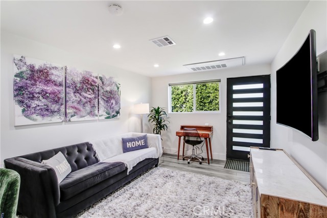 20200 Clark Street, Woodland Hills CA: https://media.crmls.org/medias/a70340b5-0f78-4ccb-93dc-964c9841558b.jpg