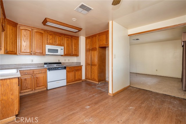 Detail Gallery Image 7 of 16 For 1010 N Palm Ave, Hemet,  CA 92543 - 4 Beds | 2 Baths