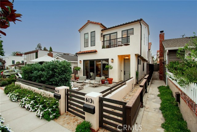 613 Larkspur Avenue, Corona del Mar CA: https://media.crmls.org/medias/a7099c8a-6043-42c2-8ce1-2c39efb4932b.jpg