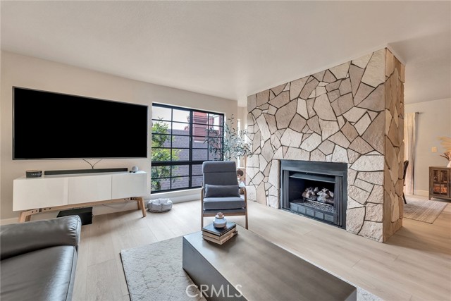 Detail Gallery Image 9 of 37 For 230 Bethany Rd #210,  Burbank,  CA 91504 - 2 Beds | 2 Baths